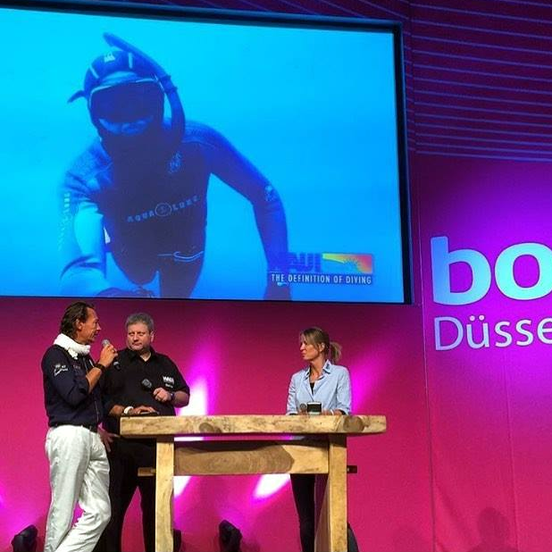 Henri Hemmerechts speaking at an international diving event